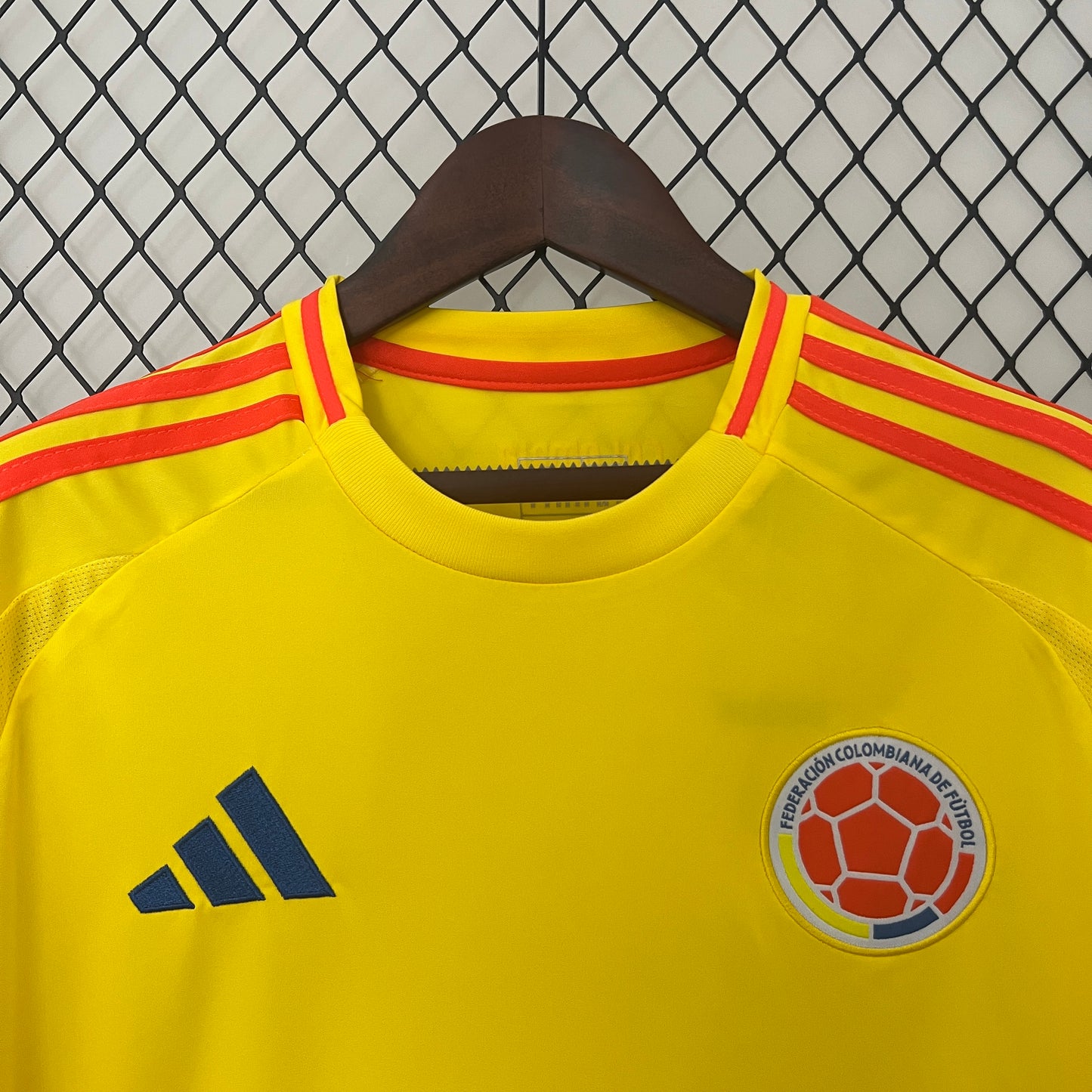CAMISETA COLOMBIA AMARILLA EN CAJA
