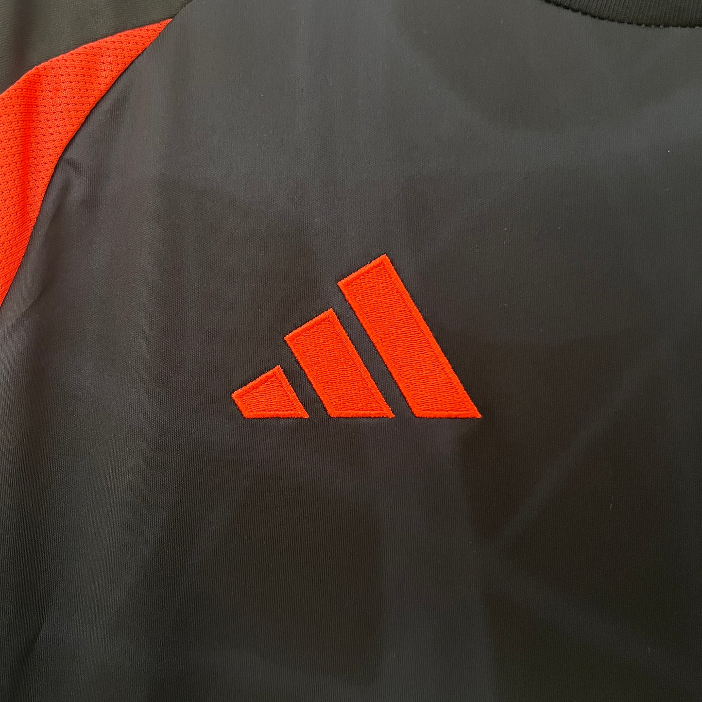 CAMISETA COLOMBIA NEGRA EN CAJA