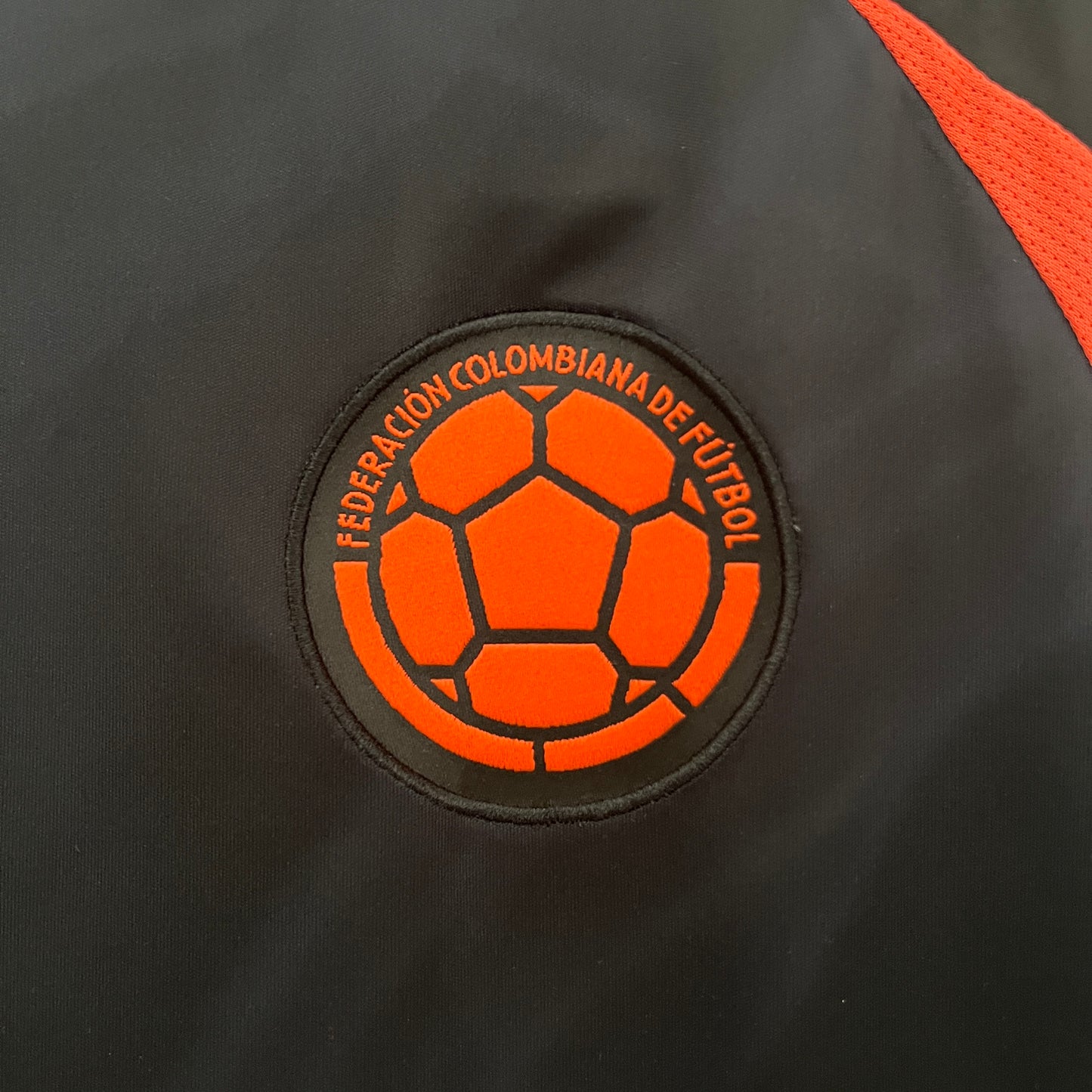 CAMISETA COLOMBIA NEGRA EN CAJA