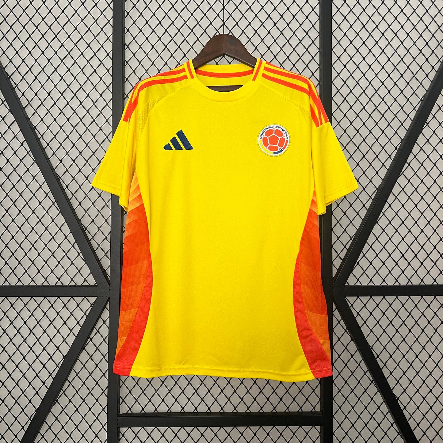 CAMISETA COLOMBIA AMARILLA EN CAJA