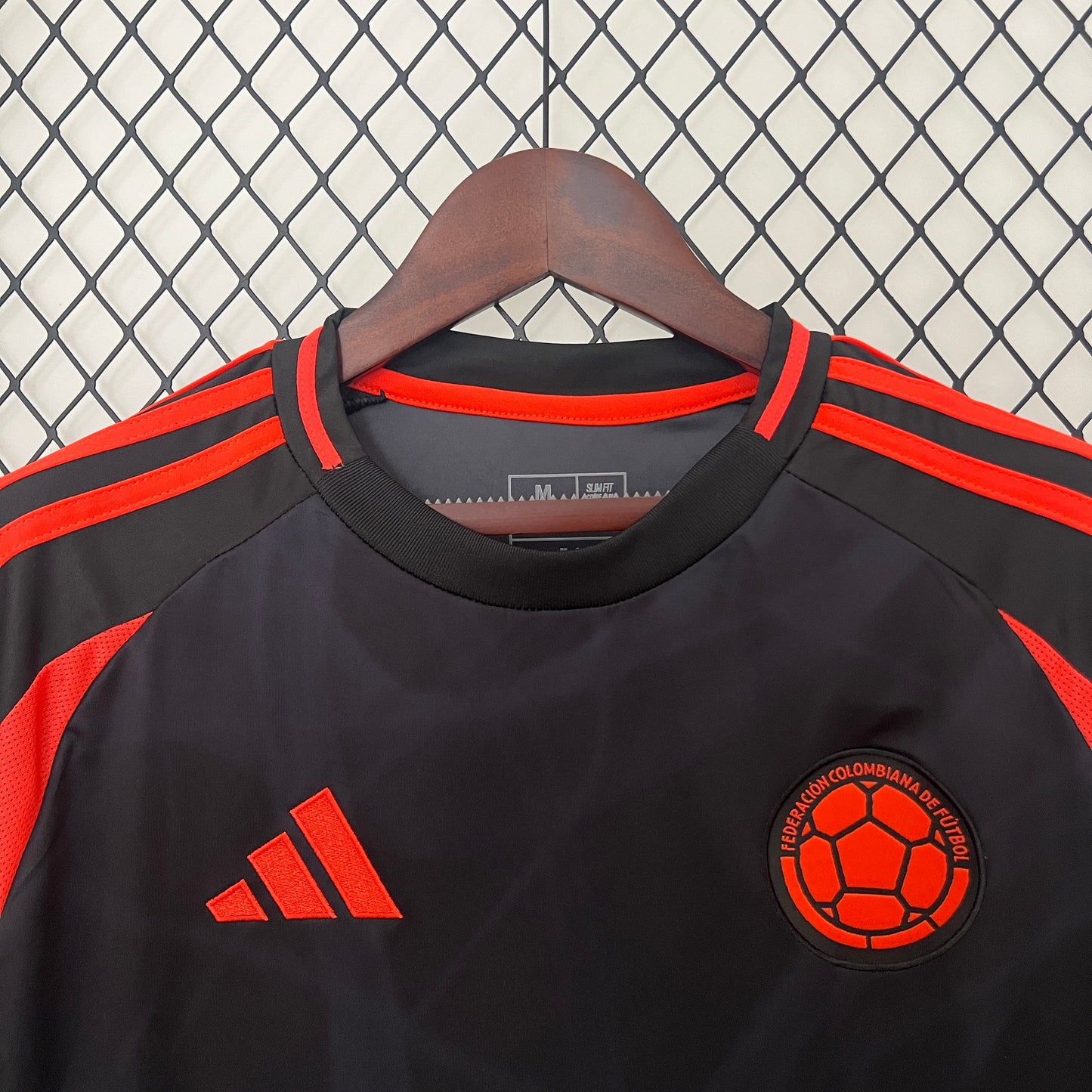 CAMISETA COLOMBIA NEGRA EN CAJA