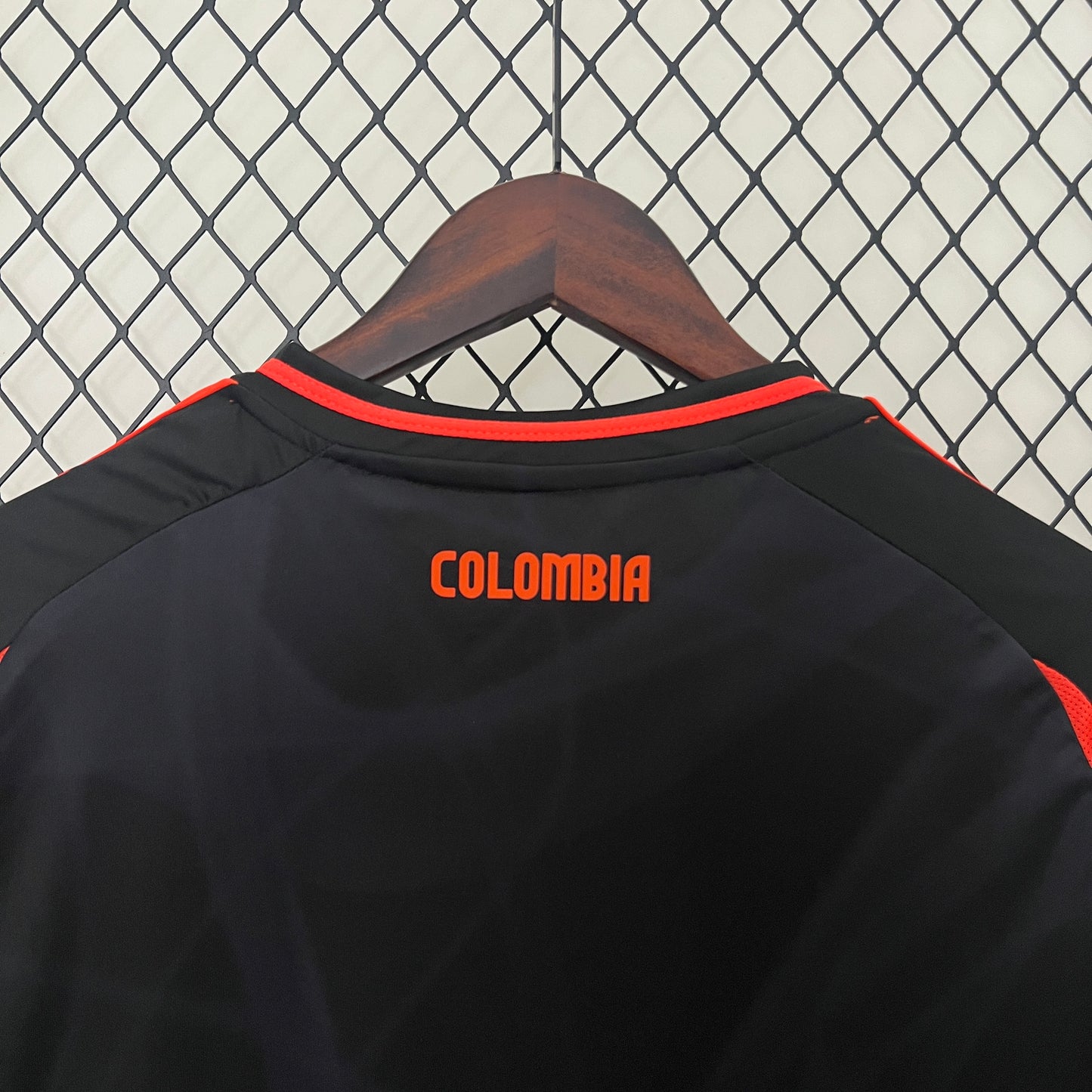 CAMISETA COLOMBIA NEGRA EN CAJA