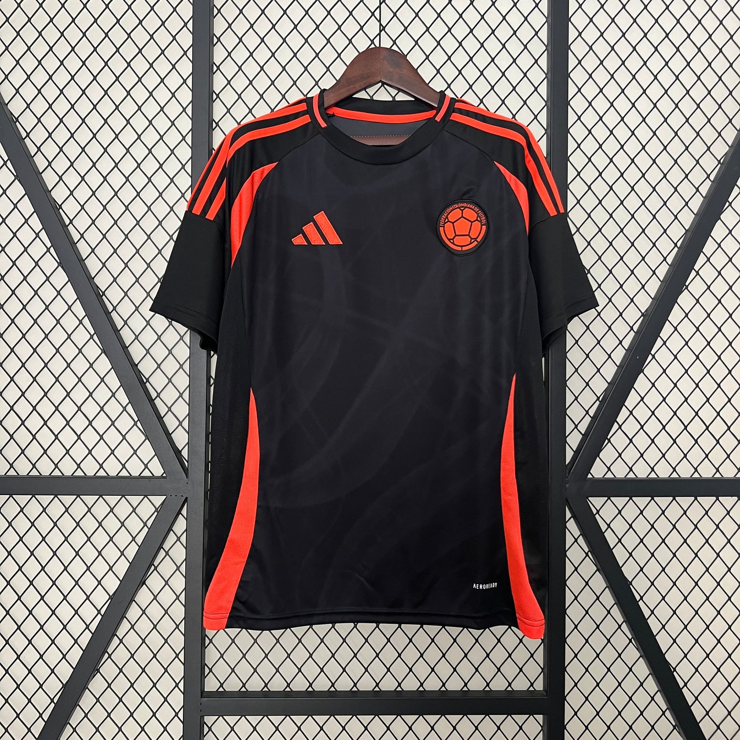 CAMISETA COLOMBIA NEGRA EN CAJA