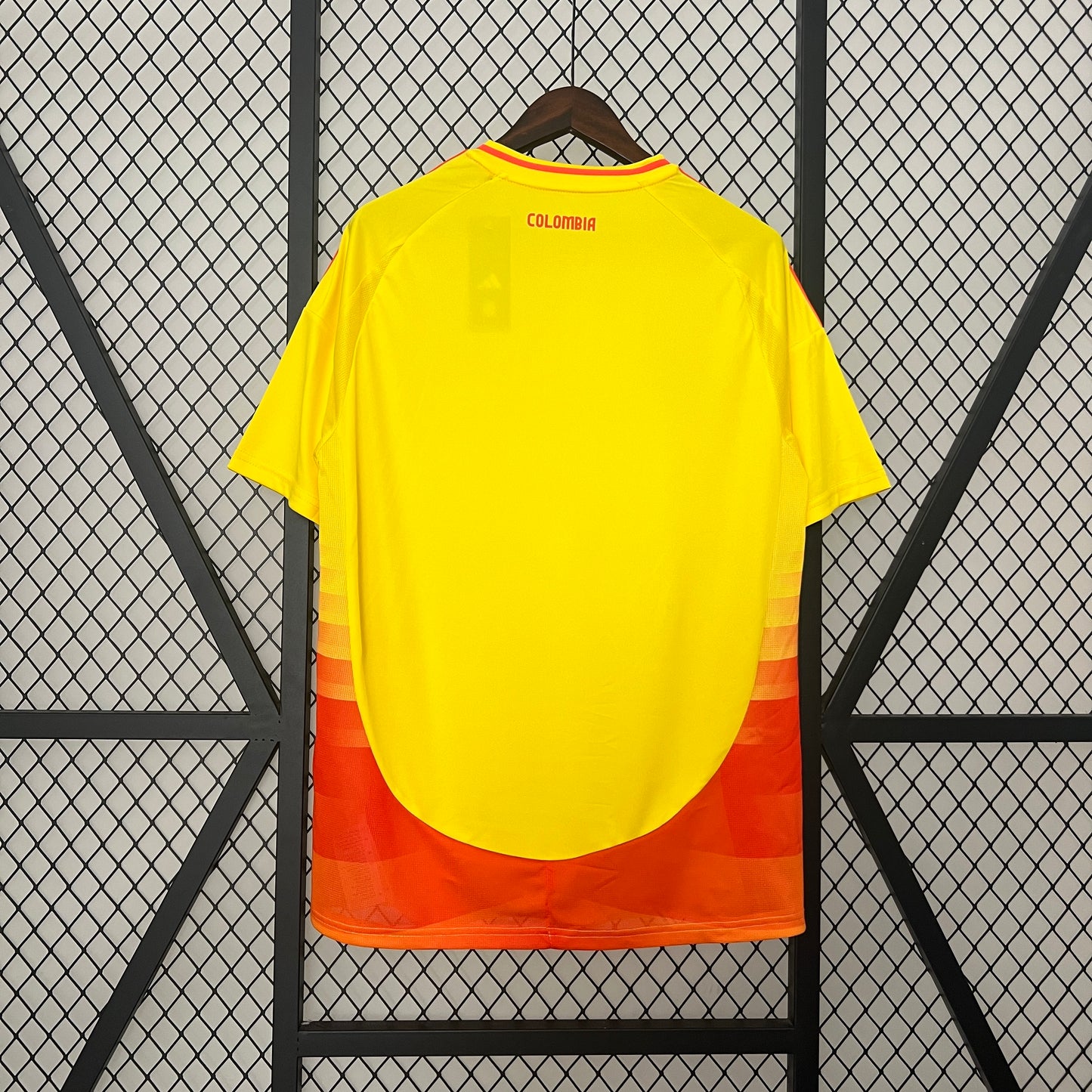 CAMISETA COLOMBIA AMARILLA EN CAJA