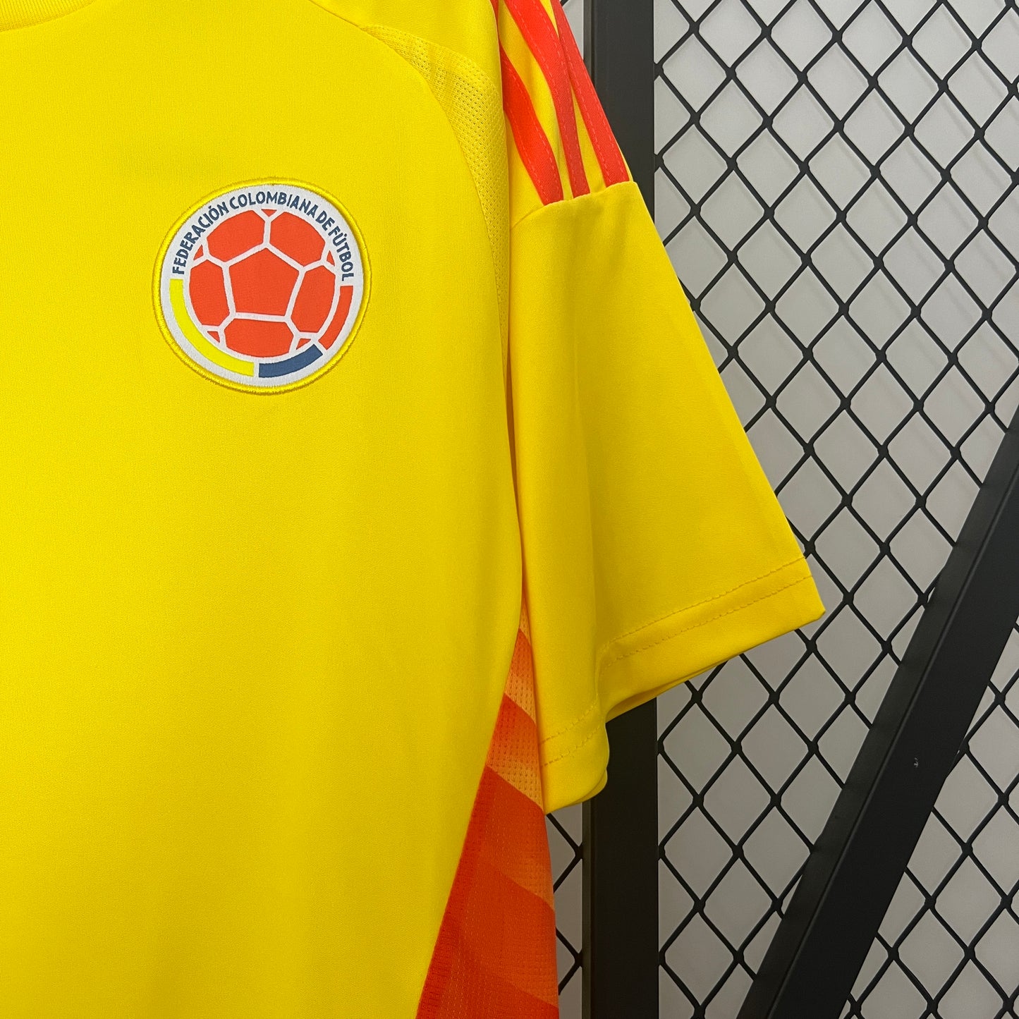 CAMISETA COLOMBIA AMARILLA EN CAJA