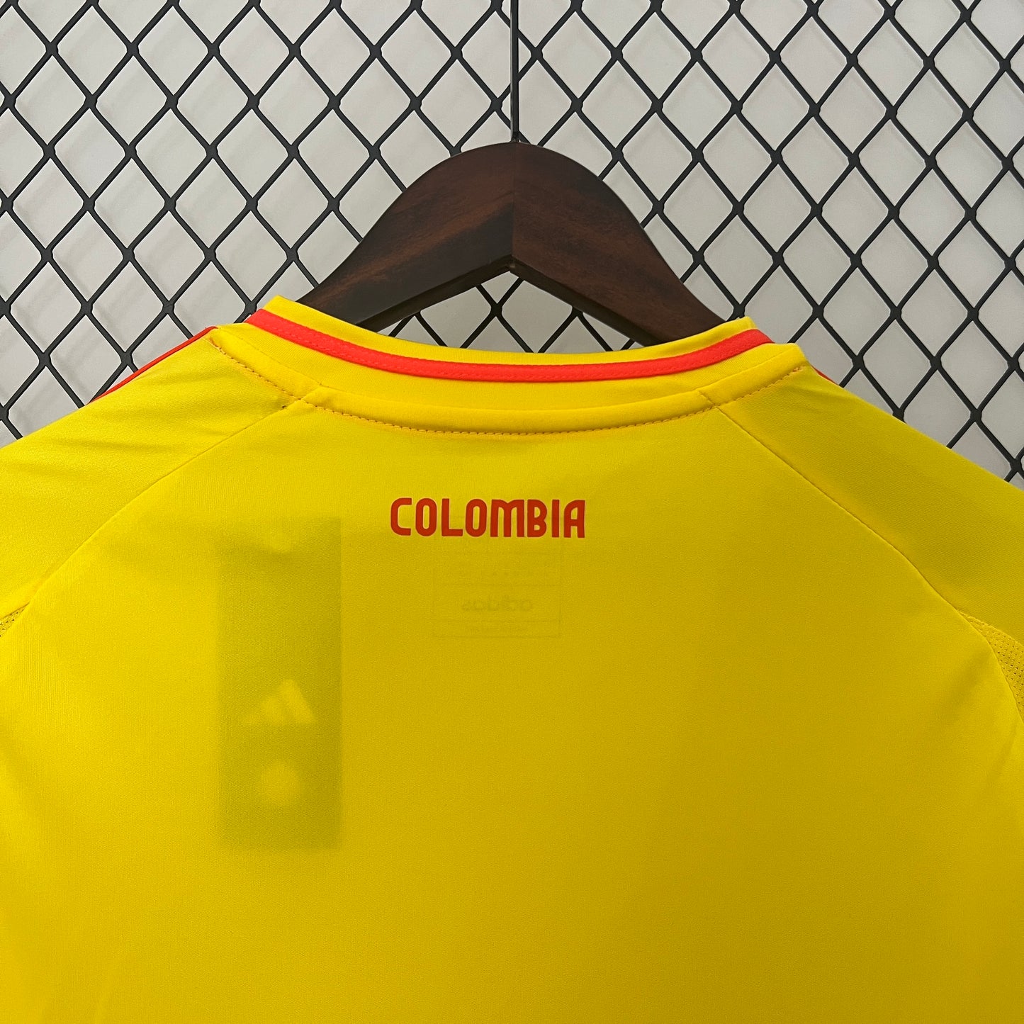 CAMISETA COLOMBIA AMARILLA EN CAJA
