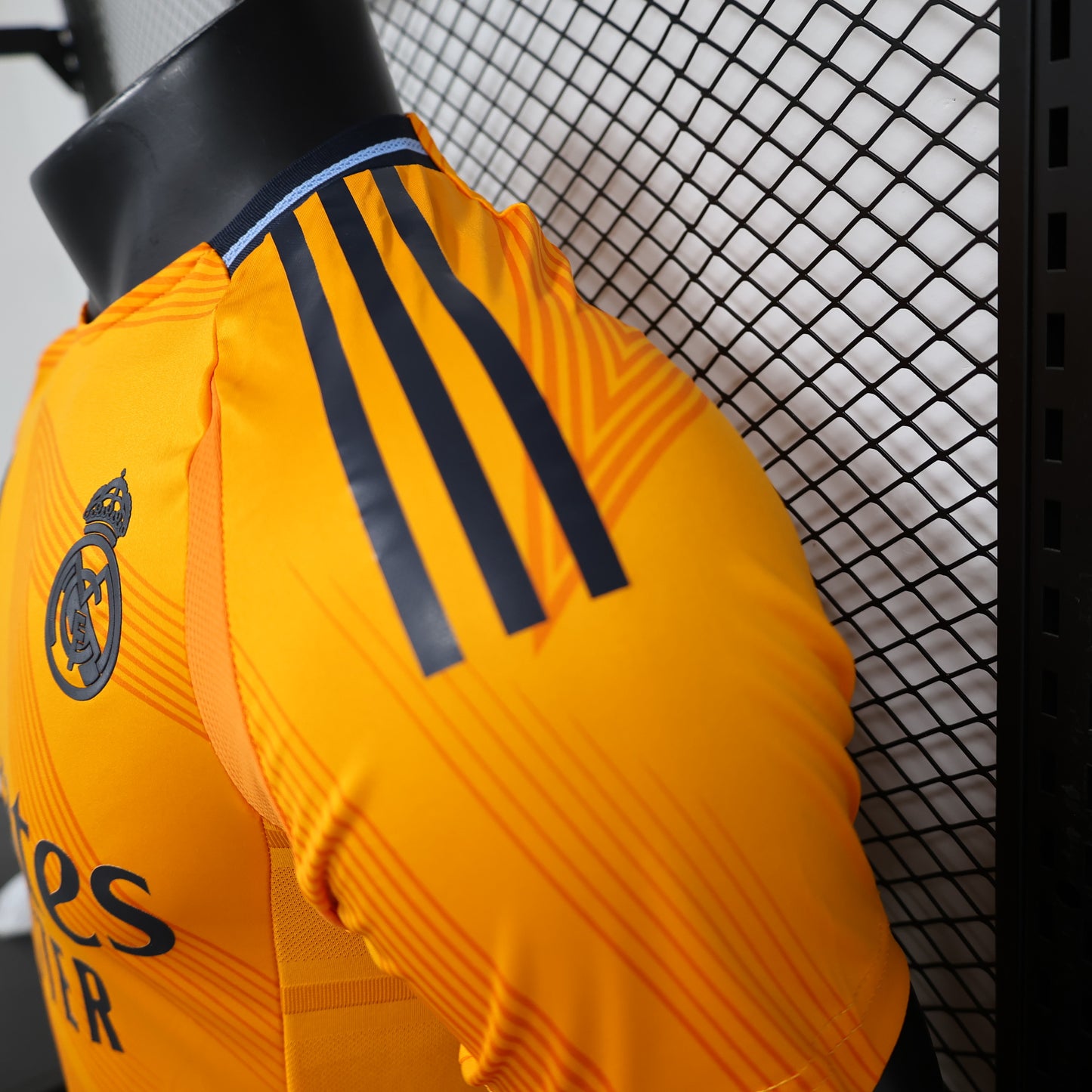 CAMISETA REAL MADRID NARANJA 24/25 HOMBRE (VERSIÓN JUGADOR)