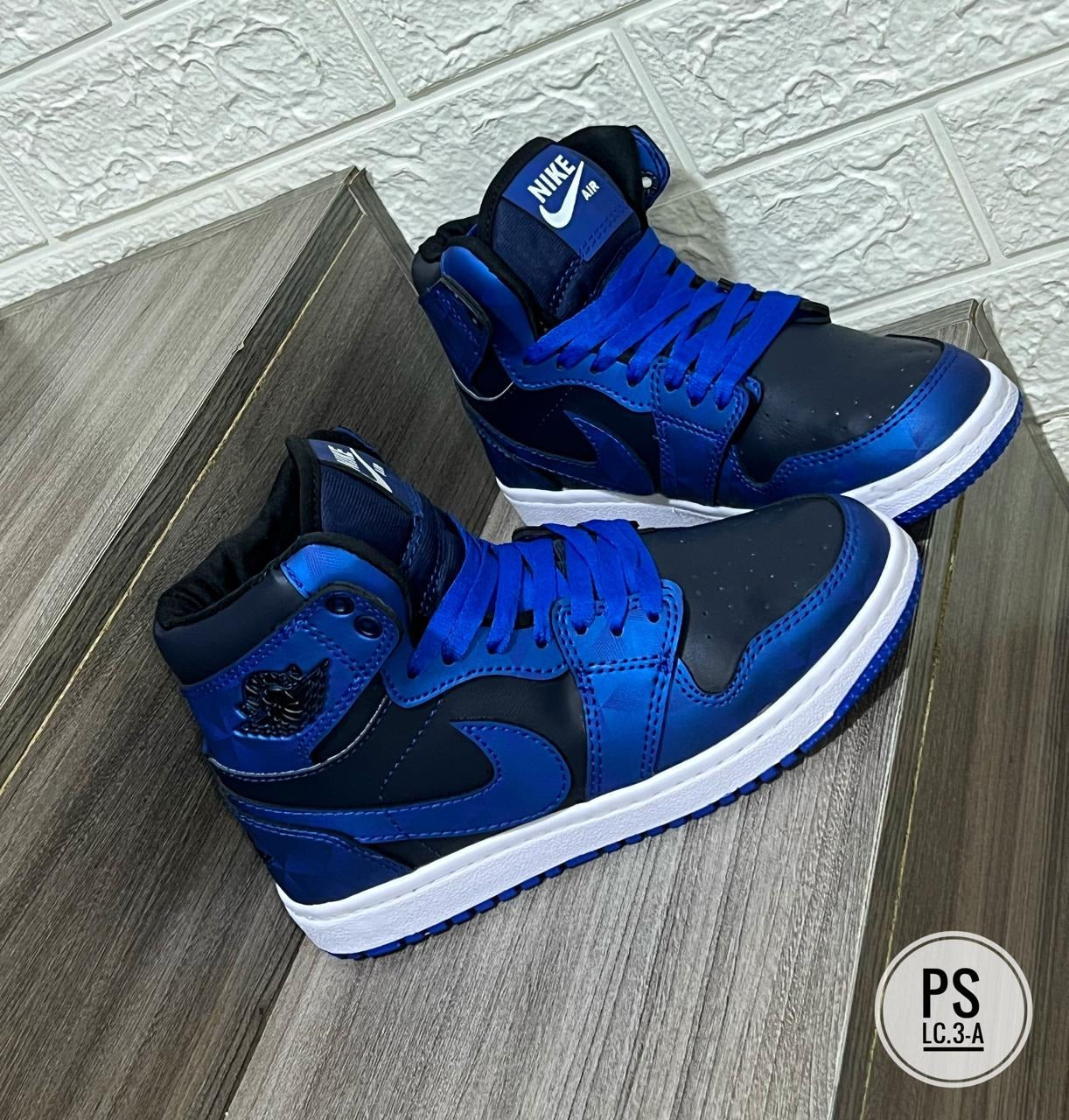 NIKE AIR JORDAN 1 MID CHAROL