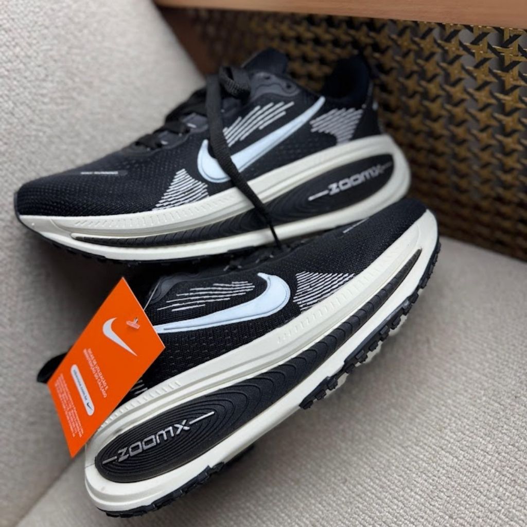 NK Vomero 18 "Preto/Branco"