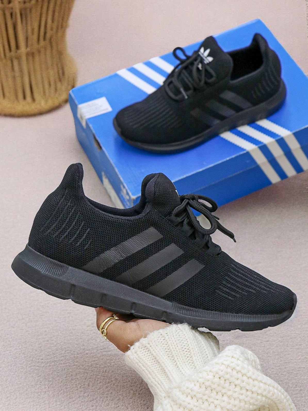 ADIDAS SWIFT RUN - UNISEX