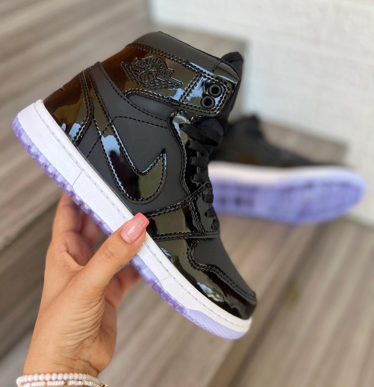 NIKE AIR JORDAN 1 MID CHAROL