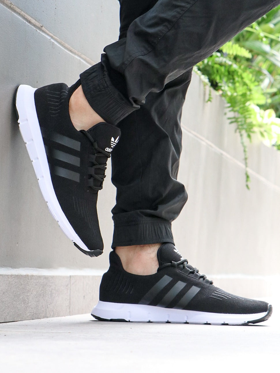 ADIDAS SWIFT RUN - UNISEX